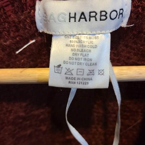 Red shawl - Picture 3 of 3